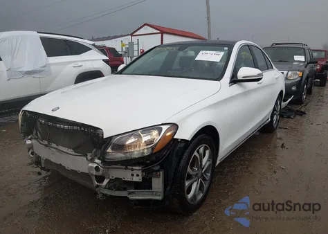 2016 Mercedes-Benz C 300 4Matic z USA, uszkodzony, nr VIN 55SWF4KB1GU103713